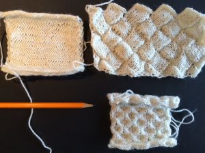 Garn 2: Fabel ullgarn. T.v. fiskbensmönster (stickor 5,5), t.h. upptill näverstickning (st.3), t.h. nertill honungskakemönster (st. 3).