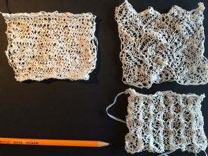 Garn 1: Japanskt pappersgarn, stickor 3. T.v. fiskbensmönster, t.h. upptill näverstickning, t.h. nertill honungskakemönster