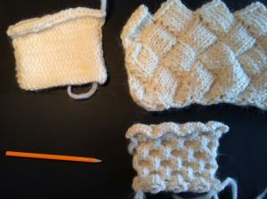 Garn 3: Eskimo ullgarn. T.v. fiskbensmönster (stickor 10), t.h. upptill näverstickning (st. 8), t.h. nertill honungskakemönster (st 8)