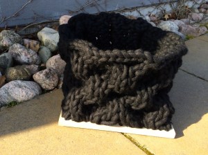 Tovat ullgarn stickat i honungskakemönster med björkbottenplatta